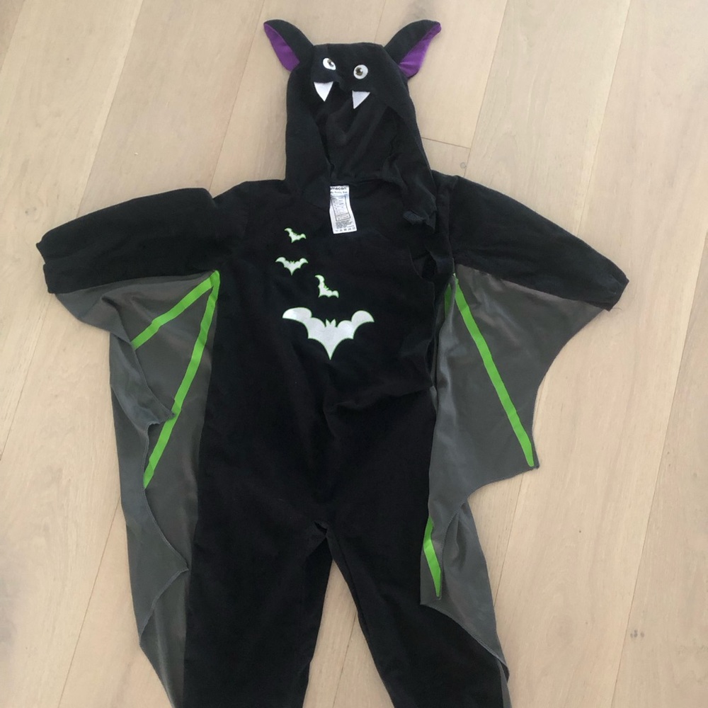 Bat costume 5-6T glow in the dark, Unisex